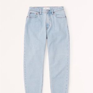 NWT Abercrombie High Rise 80’s Mom Jean in Light Wash